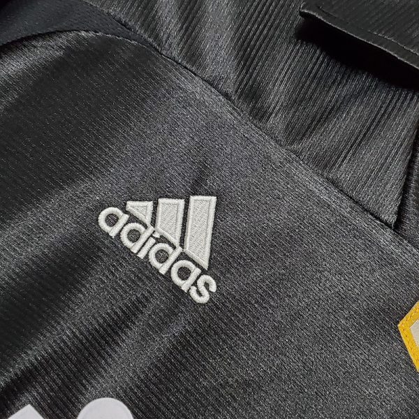 Retro 99/01 Real Madrid Away - Image 10
