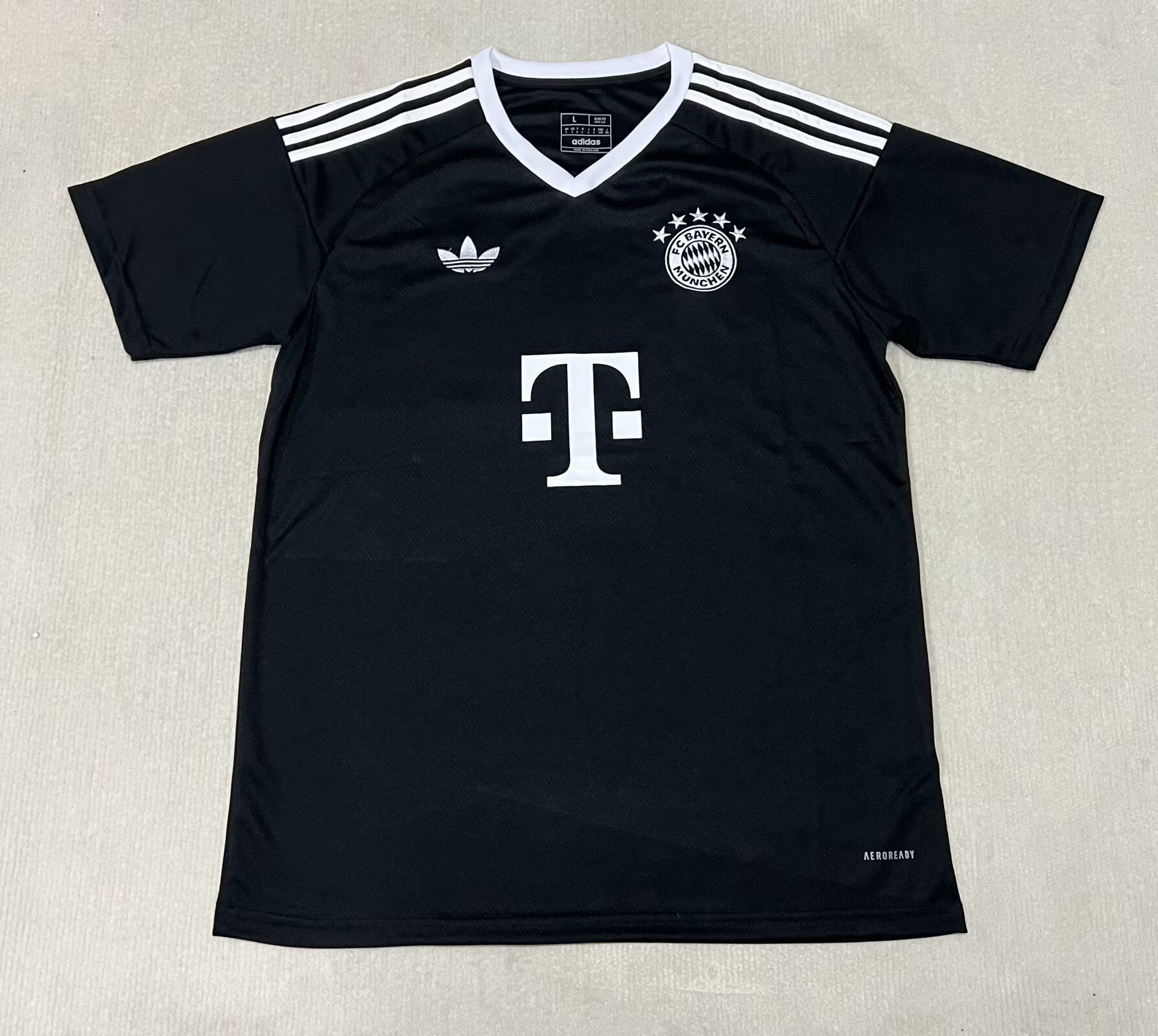 Fans Version 24/25 Bayern goalkeeper - Image 1