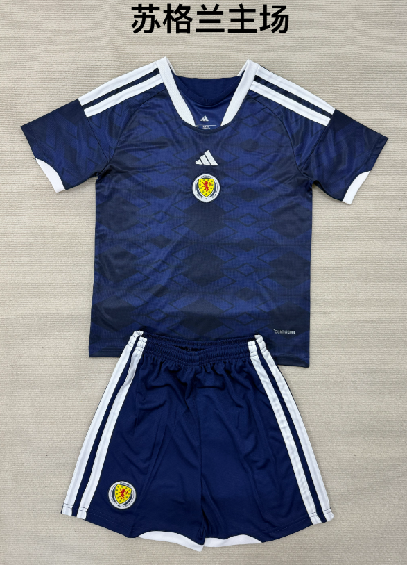 Adults kits 26/27 Scotland home - Image 1