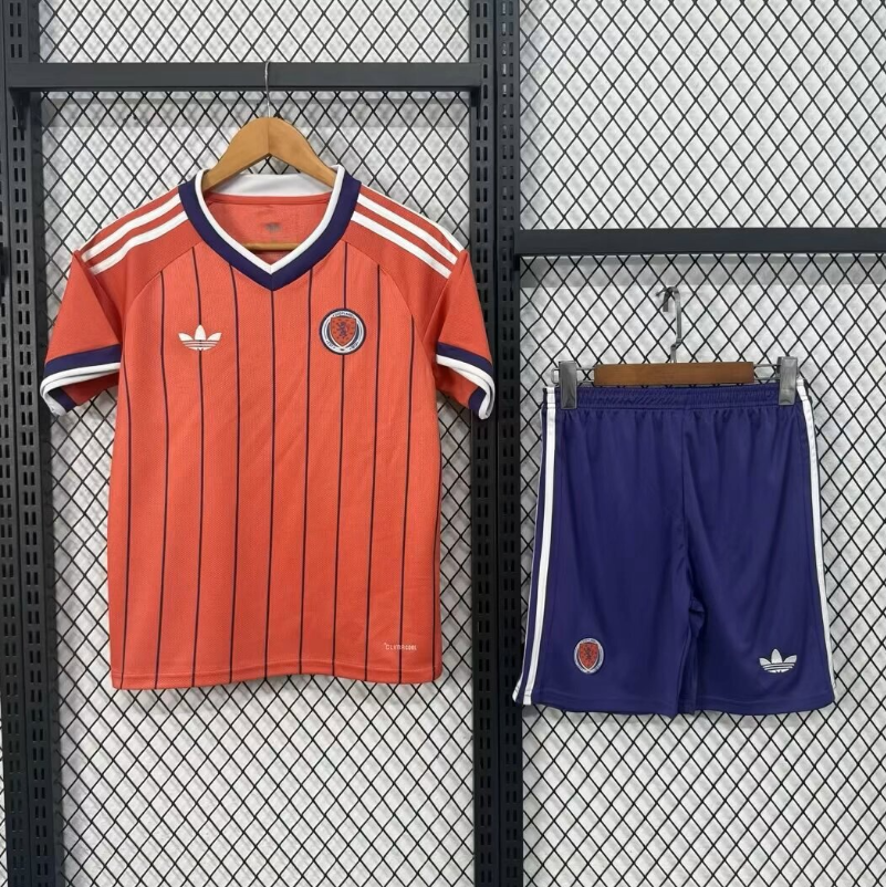 Adults kits 26/27 Scotland away - Image 1